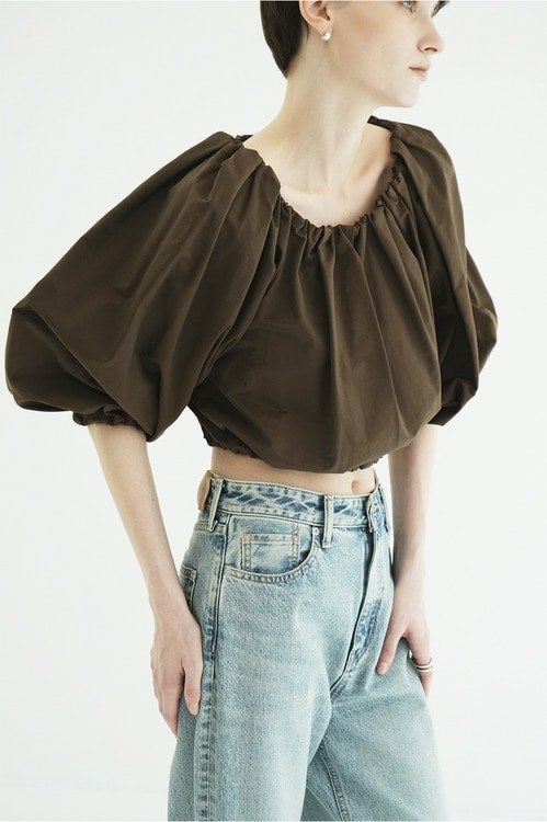 VOLUME SLEEVE CROPPED BLOUSE