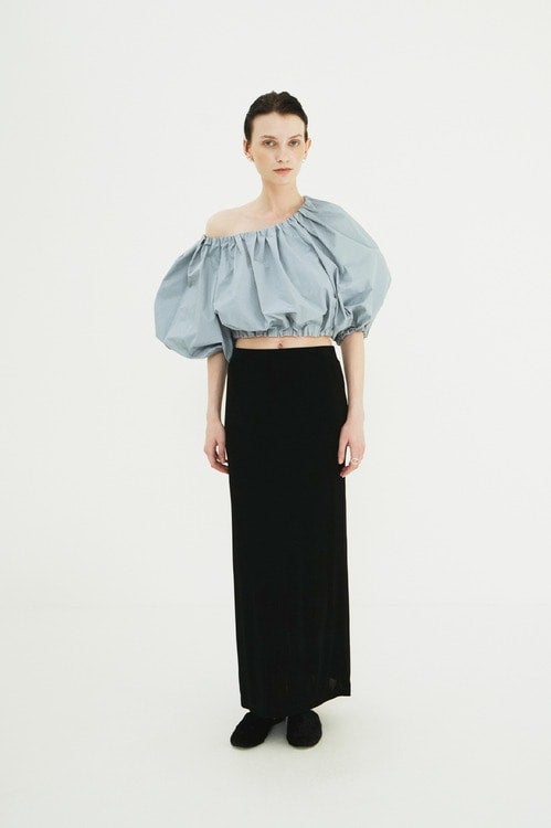 VOLUME SLEEVE CROPPED BLOUSE