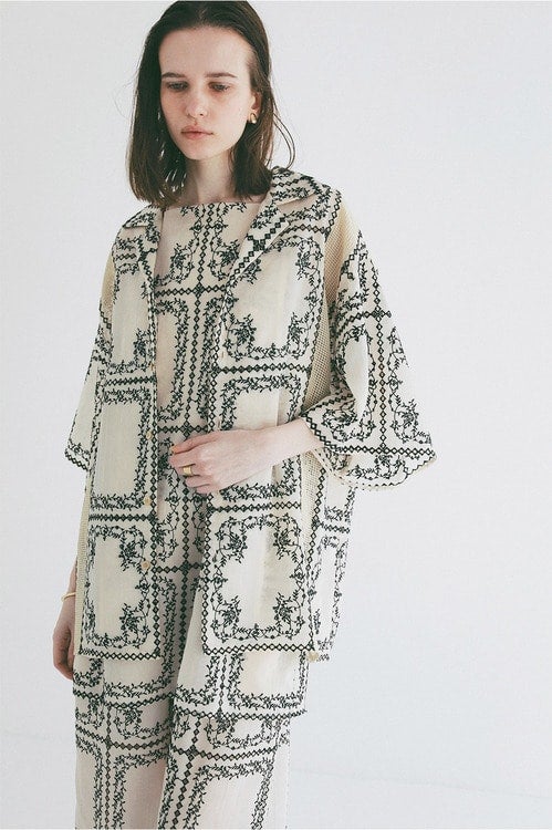 EMBROIDERY LACE BOX SHIRTS