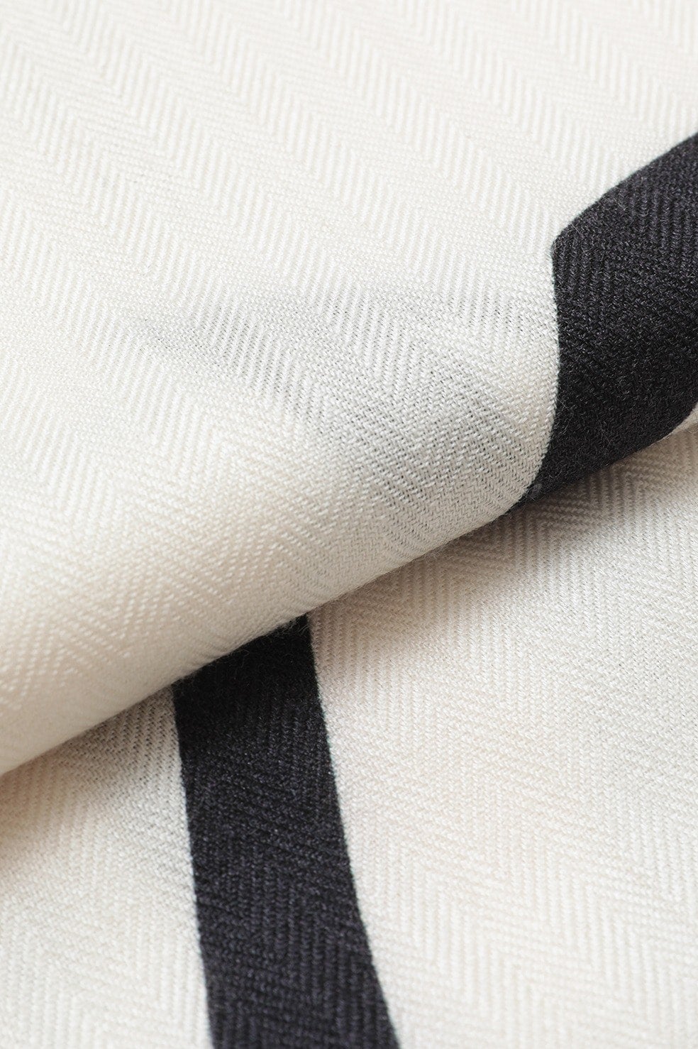 GRAPHIC HUGE STOLE｜GOODS(グッズ)｜CLANE OFFICIAL ONLINE STORE