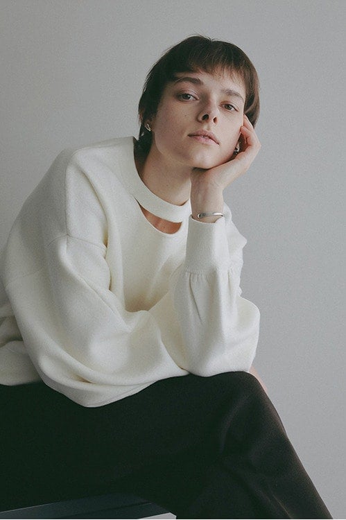 MOON SLASH NECK KNIT