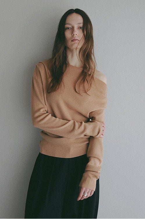 ASYMMETRY DRAPE NECK KNIT