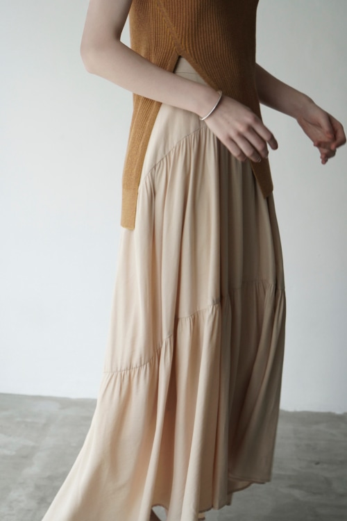 CURVE LINE TIERED SKIRT