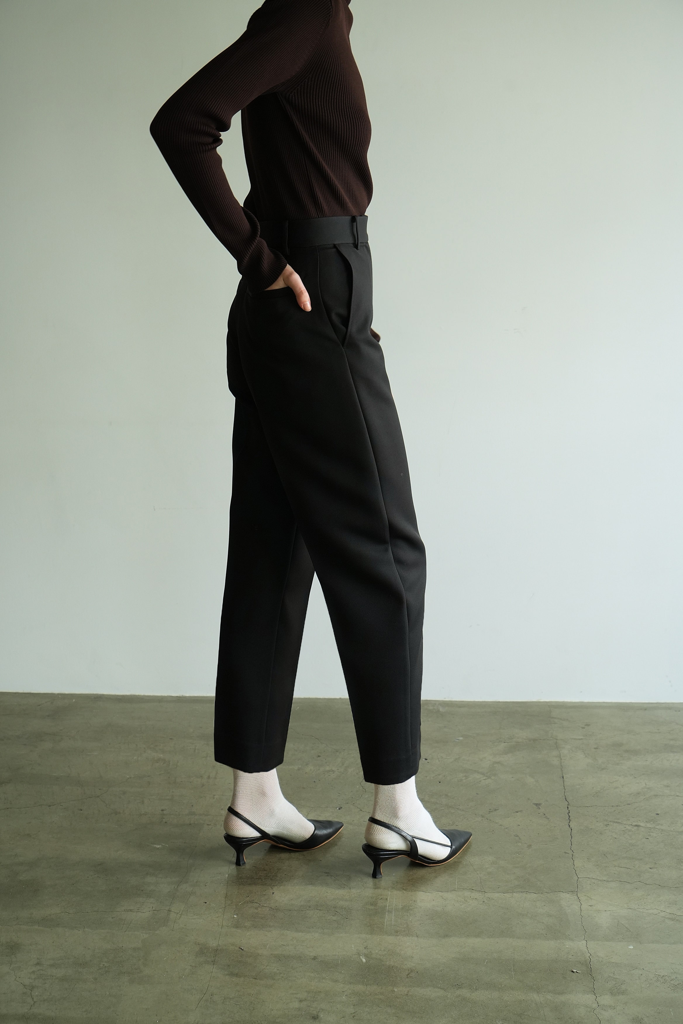 COCOON LINE CROPPED PANTS