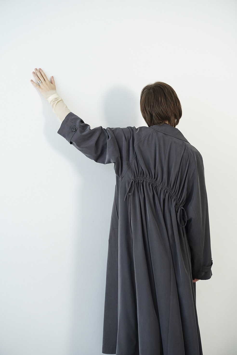 clane BACK GATHER DRESS TRENCH COAT | labiela.com