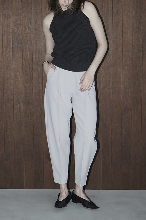 ROUNDED LINE TUCK PANTS