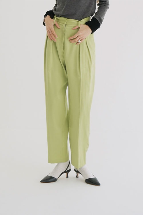 BRIGHT TWILL IN TUCK PANTS