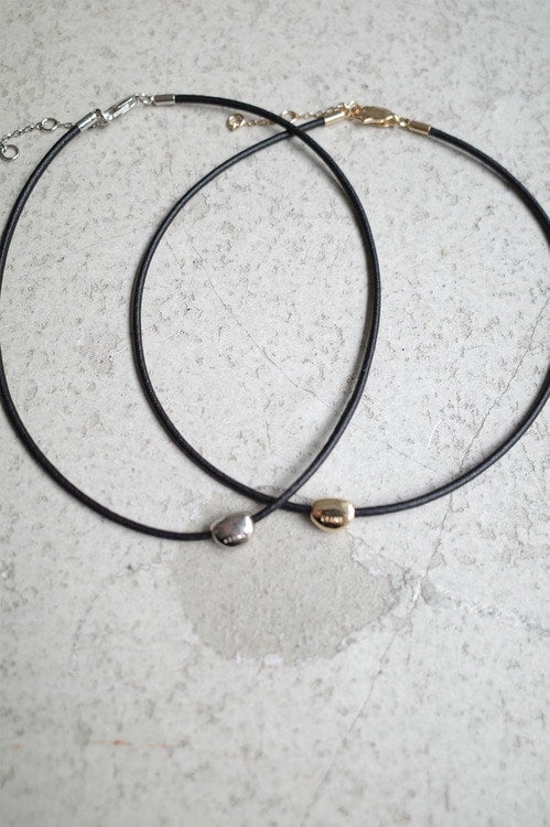 METAL CHARM CHOKER