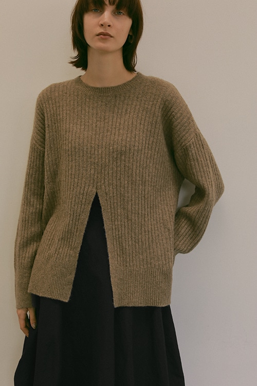 CENTER SLIT BASIC KNIT TOPS