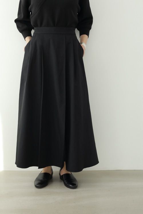 DEEP SLIT TUCK SKIRT