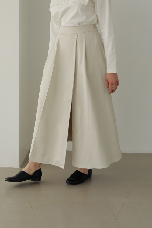 DEEP SLIT TUCK SKIRT