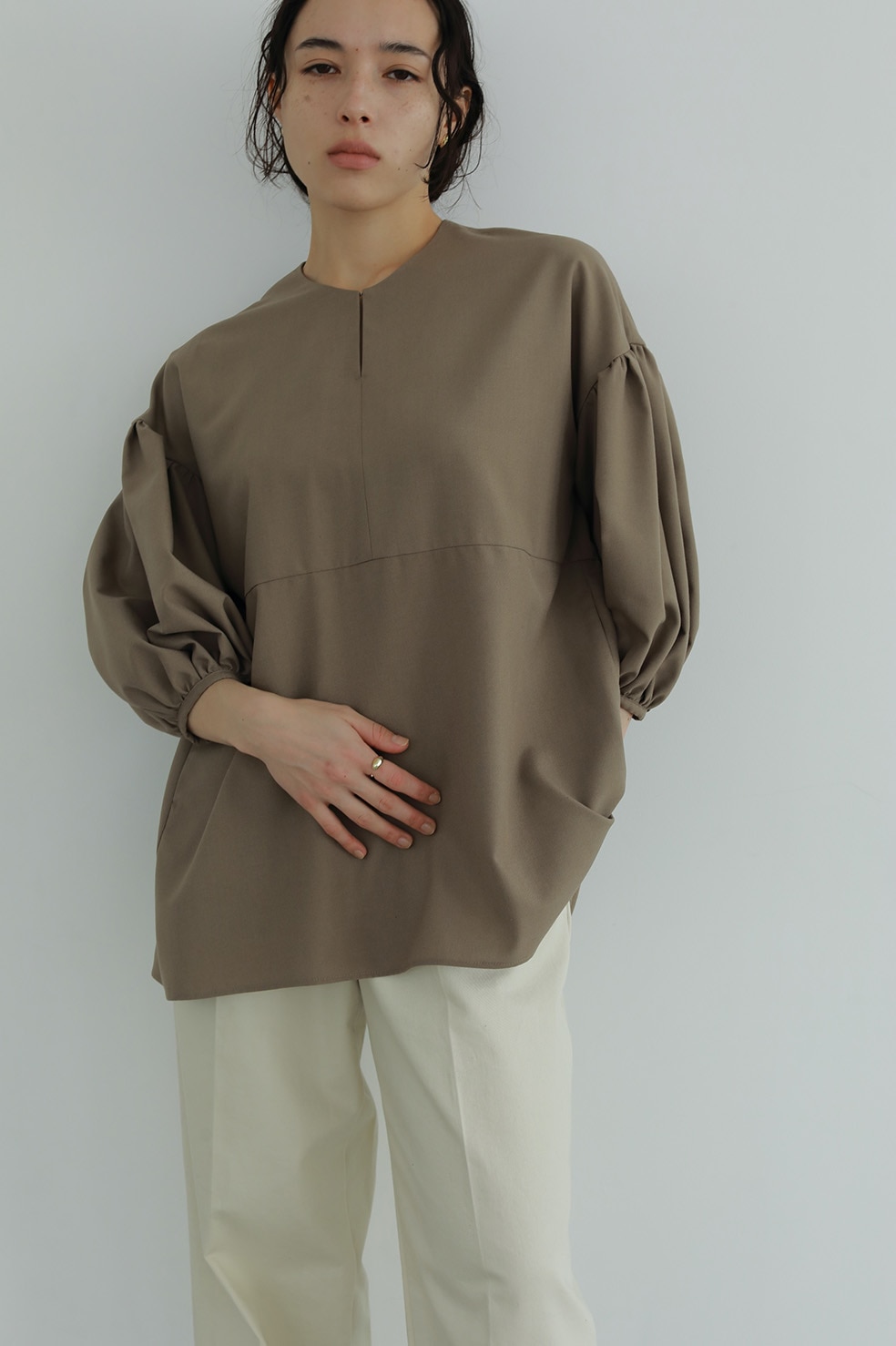 BACK GATHER PUFF SLEEVE TOPS｜TOPS(トップス)｜MANOF OFFICIAL ...