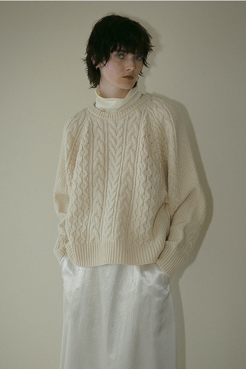 SHOULDER TUCK CABLE KNIT