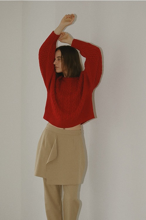 SHOULDER TUCK CABLE KNIT