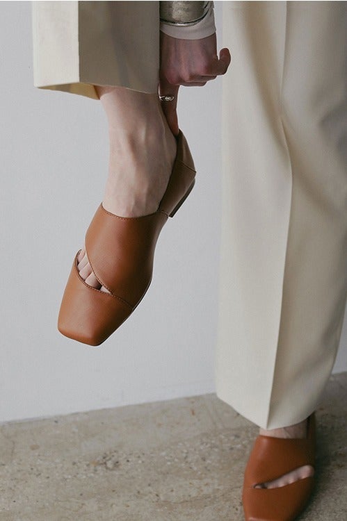 CURVE CUTTING FLAT SHOES