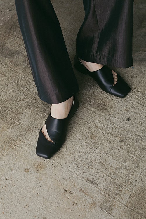 CURVE CUTTING FLAT SHOES