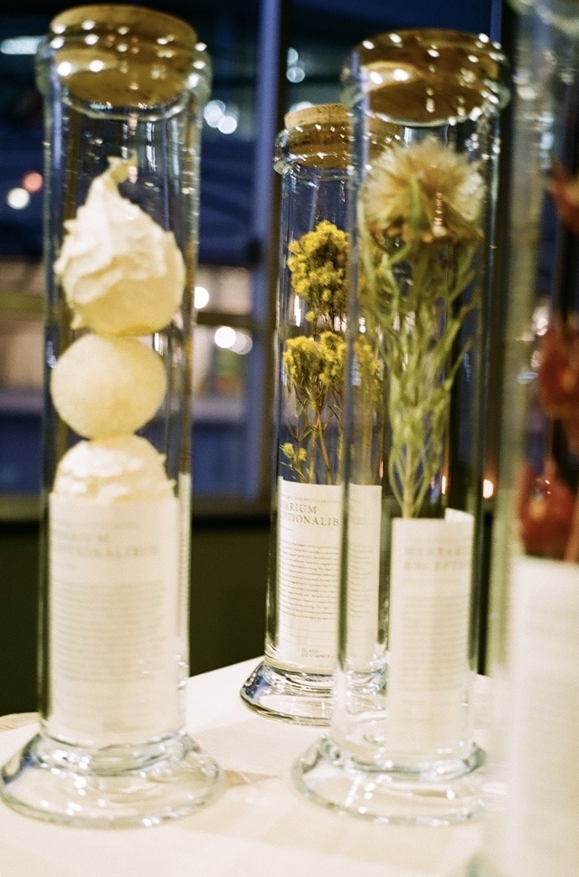 yoshirotten 花瓶　flower vase素材は金属です